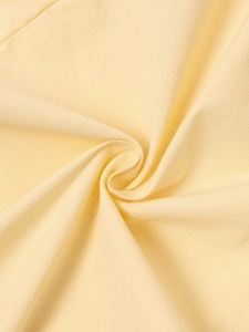 Vue macro détaillée de la texture du tissu en coton jaune clair avec coutures fines