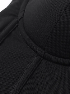 Gros plan du corsage en maille montrant les coutures détaillées et la texture fine