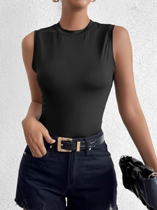 Détail d'un haut noir sans manches cintré porté avec une ceinture et un short en jean