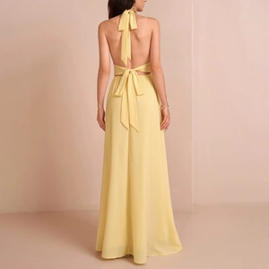 Rückenansicht eines hellgelben Neckholder-Maxikleides aus Chiffon mit Rückenausschnitt