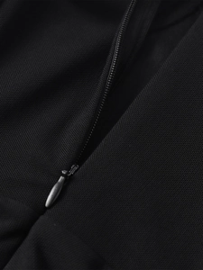 Détail d'une fermeture éclair invisible noire sur le tissu en tulle de la robe