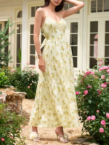 Détail d'une robe longue fleurie avec nœud élégant au dos et jupe à plusieurs niveaux