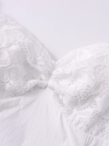 Vue détaillée de la dentelle blanche délicate et de la texture du tissu de la mini robe