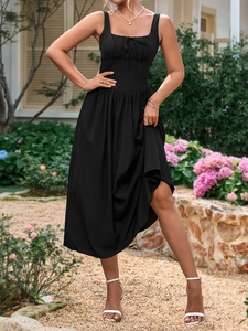 Nahaufnahme des eleganten Karree-Ausschnitts und Tunnelzugs am schwarzen Sommer-Midikleid