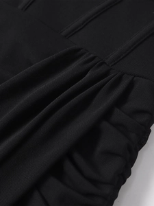 Détails de maille noire froncée avec baleines sur une robe de soirée élégante