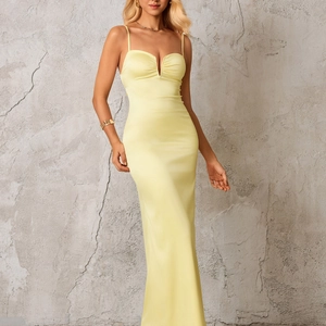 Elegantes hellgelbes Satin-Slipkleid mit V-Ausschnitt und schmaler Silhouette für Abende