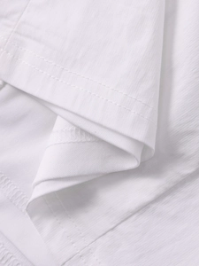 Gros plan de la couture double aiguille et texture du tissu fin sur la robe blanche