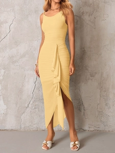 Détail de la robe longue jaune froncée avec fente latérale et coupe ajustée sexy