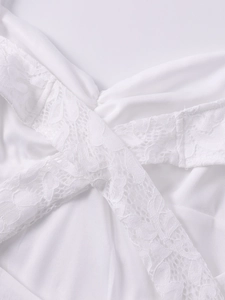 Détail de la robe tricotée blanche avec bordures en dentelle florale et texture douce