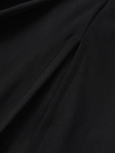Détail macro du tissu en maille noire de haute qualité et des coutures sur la robe