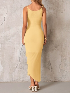 Détail de la robe en maille dos nu avec ourlet irrégulier et tissu froncé jaune