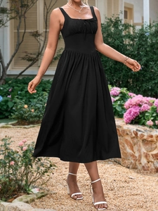Elegantes schwarzes Maxikleid mit eckigem Ausschnitt und Taillierung für den Sommerurlaub
