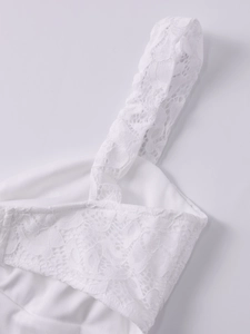 Détail de la bretelle en dentelle blanche avec broderie florale et coutures sur la robe