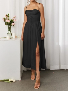 Detailaufnahme von schwarzem Korsettkleid mit feiner Spitze und hohem Beinschlitz