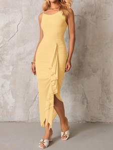 Détail d'une robe midi jaune froncée avec volants élégants et fente haute sur la jambe