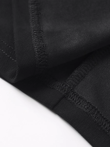 Détail macro du tissu en maille noire et des finitions de couture surjet pro
