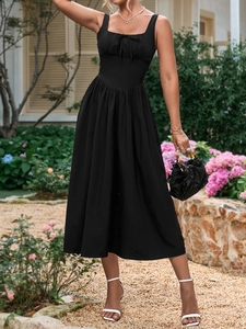Detail des eleganten eckigen Ausschnitts mit dekorativer Schleife an einem schwarzen Kleid