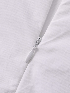 Détail en gros plan d'une fermeture éclair invisible blanche sur la robe en dentelle