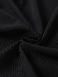 Gros plan détaillé montrant la texture fine en maille et le drapé doux du tissu noir