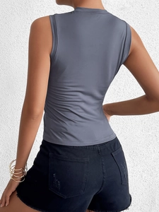 Détail du débardeur gris foncé ajusté sans manches en tissu hautement extensible
