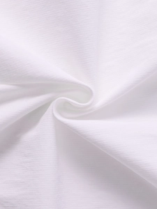 Gros plan du tissu blanc côtelé montrant la texture en spirale et la matière de qualité