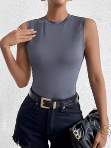 Détail du débardeur sans manches gris foncé à col rond et coupe ajustée pour femmes