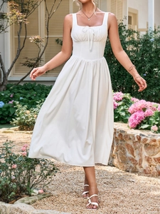 Detailansicht weißes Kleid mit eckigem Ausschnitt, Kordelzug und gesmokter hoher Taille