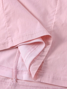 Détail de l'ourlet de la robe rose avec double couture et doublure en maille respirante