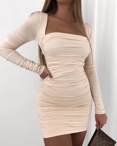 Dettaglio di mini abito arricciato beige con maniche lunghe e scollo quadrato