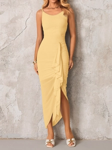 Détail du plissé et des volants sur cette robe sans manches jaune pâle avec fente