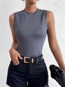 Détail du haut sans manches en soie de lait gris foncé avec coupe ajustée femme