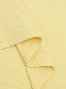 Detailansicht der Doppelnadelnaht und des Milchseidenstoffs am gelben Kleid