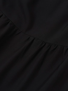 Vue détaillée du tissu extensible noir avec des plis denses et des coutures professionnelles