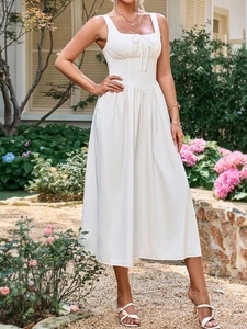 Nahaufnahme von weißem Kleid mit eckigem Ausschnitt, Schleife und geraffter Taille