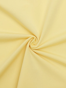 Detaillierte Makroansicht der weichen hellgelben Milchseide-Stofftextur mit feinem Strickmuster