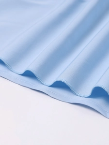 Vue détaillée de l'ourlet de la robe bleu clair avec finition délicate à bord ondulé