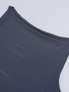 Detailaufnahme der dunkelgrauen Milchseiden-Textur und der sauberen Overlock-Naht