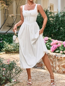 Detailansicht weißes Midikleid mit quadratischem Ausschnitt und gerafften Brust-Details