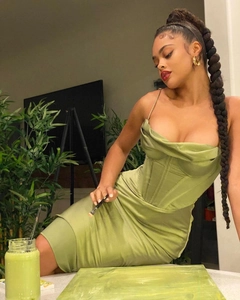 Détail de la robe mi-longue corset en satin vert sauge avec col bénitier et bretelles fines