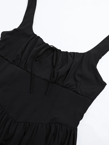 Detailansicht des eckigen Ausschnitts und der Schleife an diesem schwarzen Sommerkleid