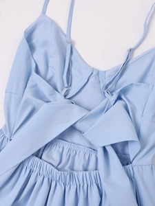 Détail du dos d'une robe fleurie bleu clair avec bretelles réglables et laçage croisé