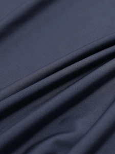 Nahaufnahme von dunkelgrauem Milk-Silk-Stoff mit feiner Rippenstruktur und hoher Elastizität