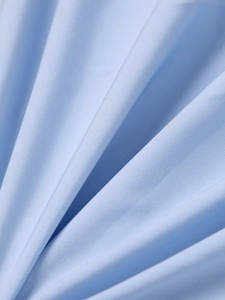 Vue macro détaillée du tissu extensible bleu clair avec une texture plissée douce