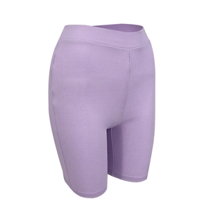 Dettaglio di pantaloncini da ciclista in maglia a coste lilla con vita alta larga