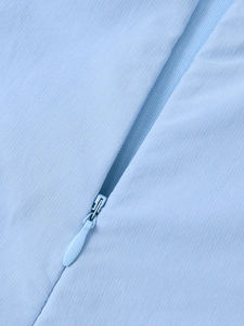 Détail de la robe bleu clair montrant une fermeture éclair invisible et un tissu en sergé