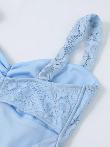 Détail de la robe bleu ciel avec bretelles en dentelle florale et décolleté en dentelle