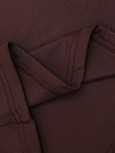 Makro-Detail des hochelastischen Stoffes mit professioneller Doppelnaht und Overlock-Saum