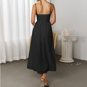 Elegantes schwarzes Midikleid mit Rückenschnürung und feinem Spitzenbesatz am Saum