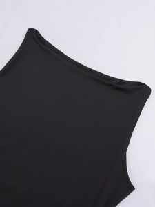 Detailansicht des schwarzen Milchseidenkleid-Ausschnitts mit feiner Stricktextur und Passform