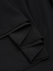 Detaillierte Makroansicht des schwarzen Kleiderstoffs mit Textur und feinen Nähten